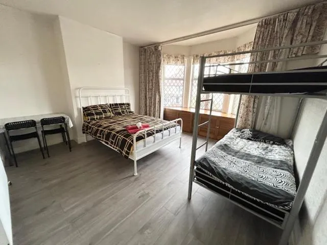 Image 1 of Double Bedroom Near Heathrow Airport & London