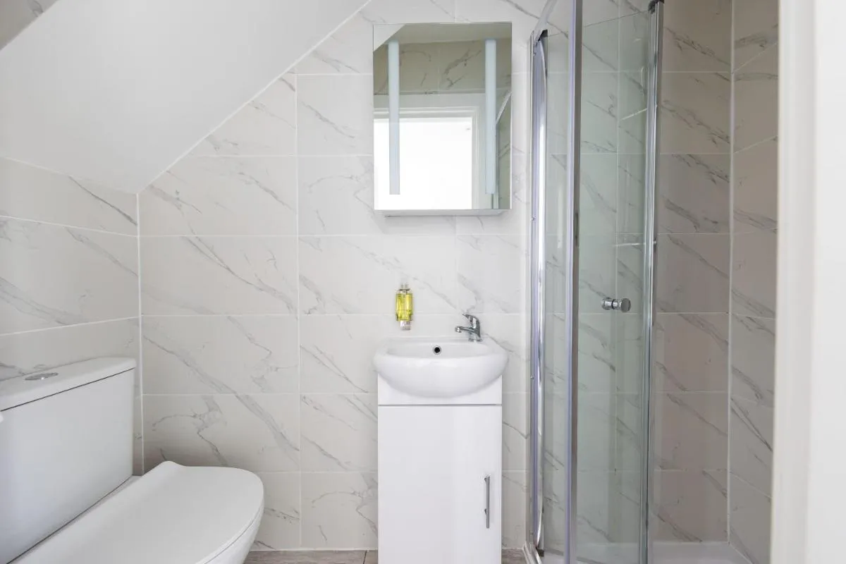 Image 4 of Double Ensuite Sleeps 2 Long Term Welcome With Garden View