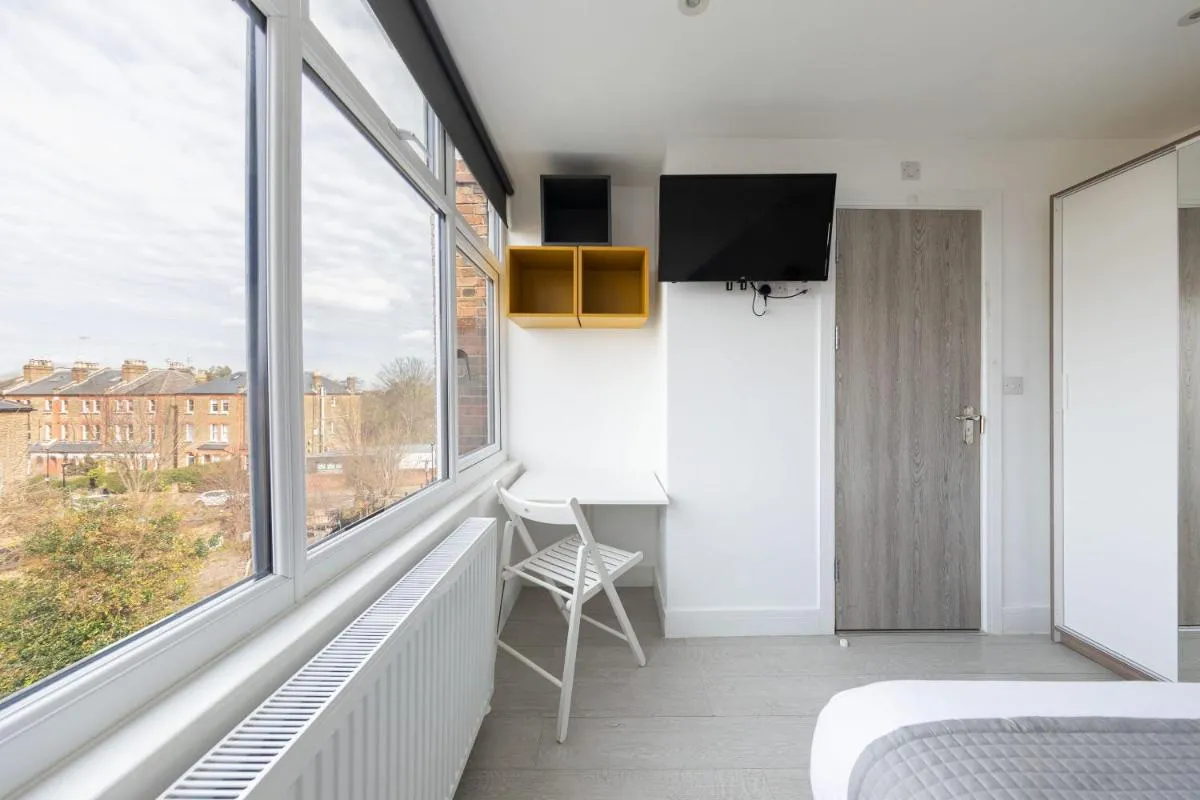 Image 3 of Double Ensuite Sleeps 2 Long Term Welcome With Garden View