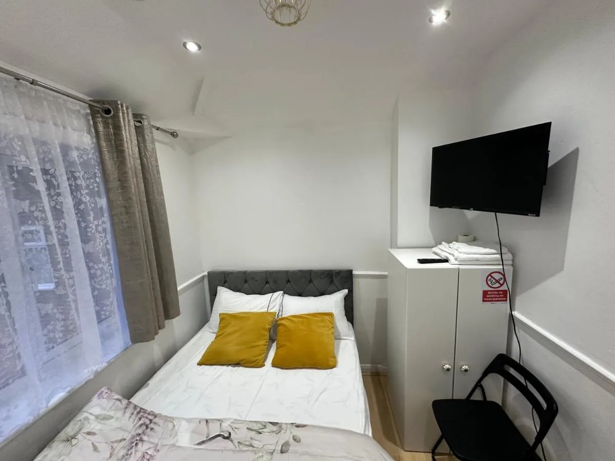 Image 5 of Double Room With Free WiFi Keedonwood Road