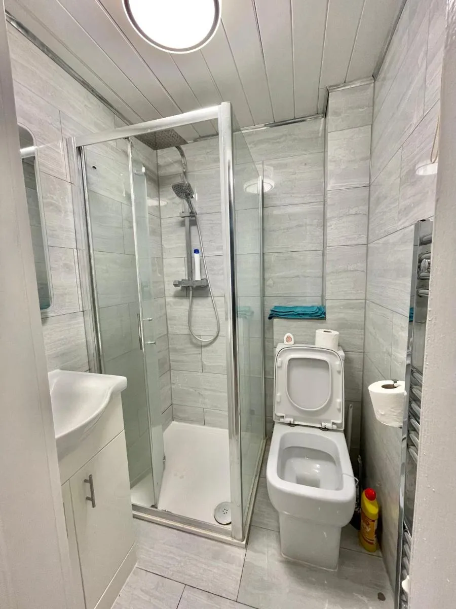 Image 4 of Double Room in Colindale With Shared Bathroom