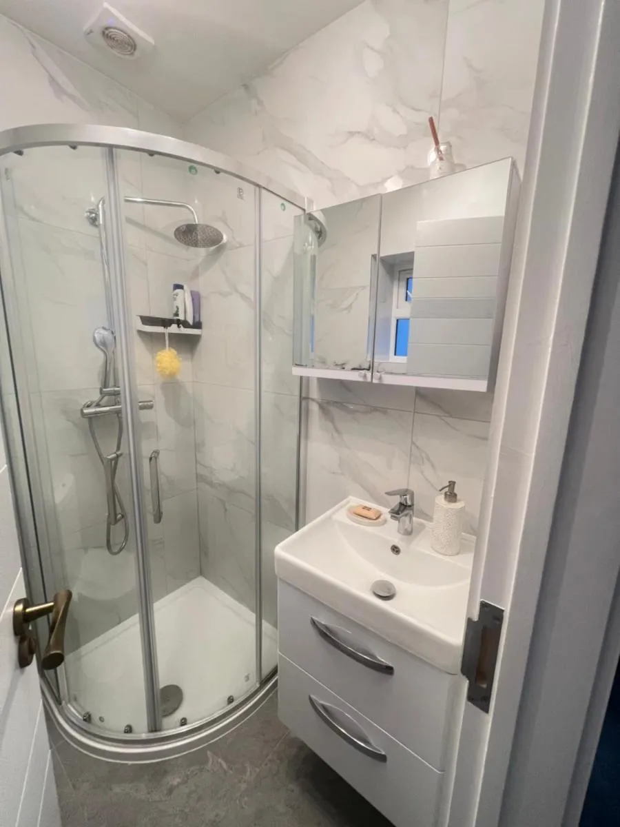 Image 3 of Double Room with Ensuite , Close to Heathrow