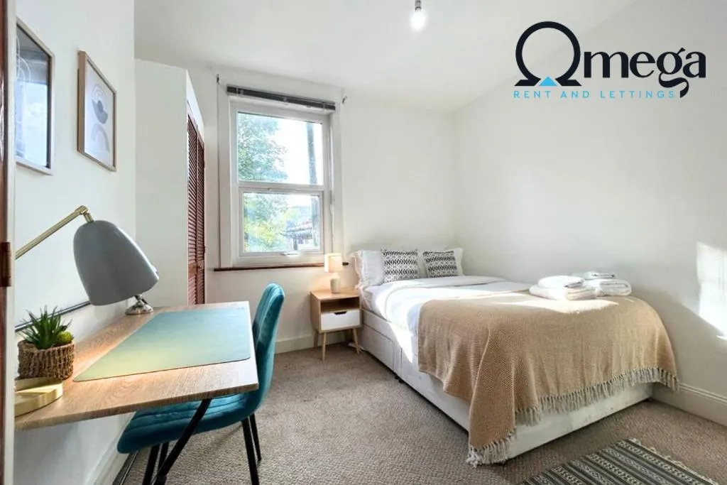 Image 2 of Double Room with a shared Kitchen and bathroom in a 5-Bedroom House at Hanwell