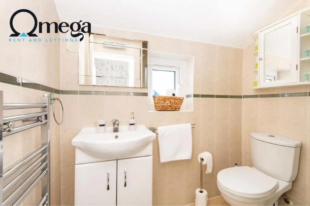 Image 3 of Double Room with a shared Kitchen and bathroom in a 5-Bedroom House at Hanwell