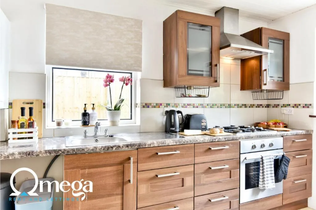 Image 4 of Double Room with a shared Kitchen and bathroom in a 5-Bedroom House at Hanwell