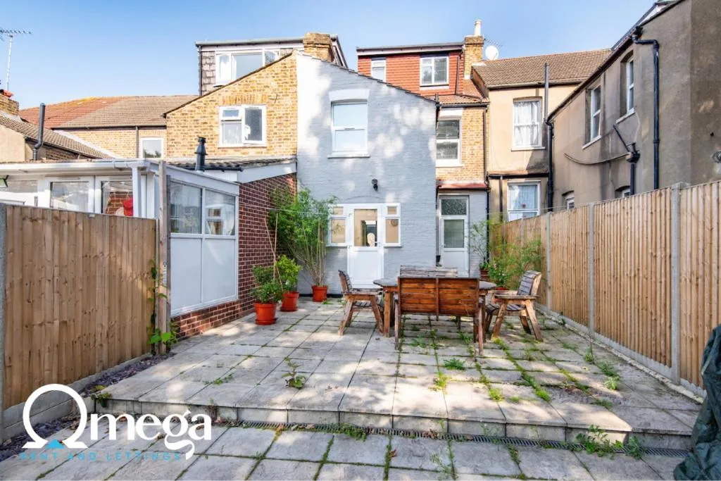Image 5 of Double Room with a shared Kitchen and bathroom in a 5-Bedroom House at Hanwell