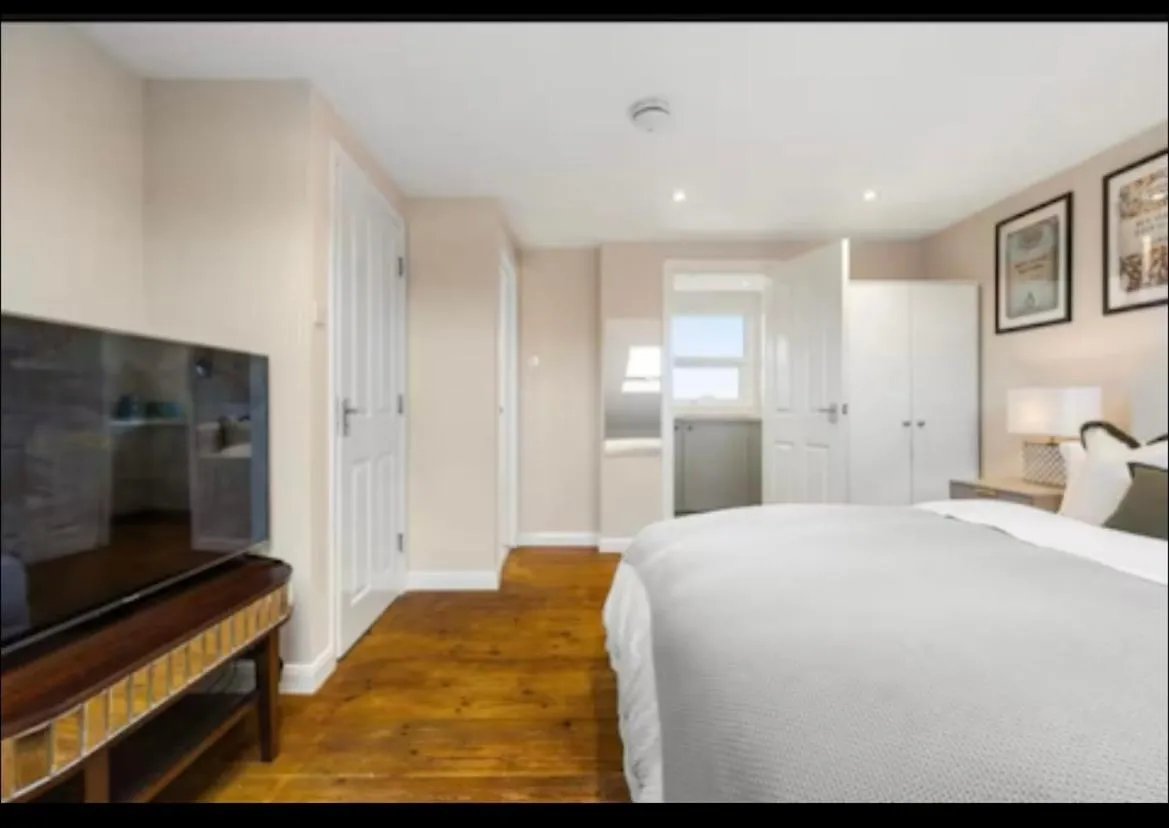 Image 3 of Downhills Studio Flat in Loft Space