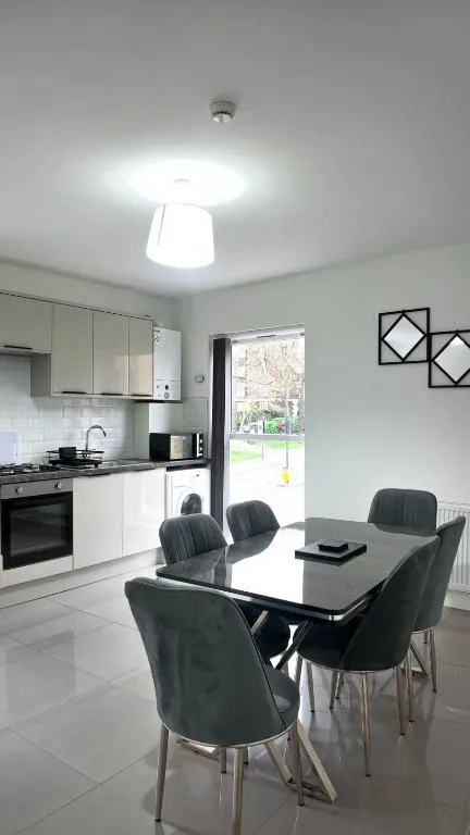 Image 1 of Duplex 3 Bed Apt with patio in Camden WR202