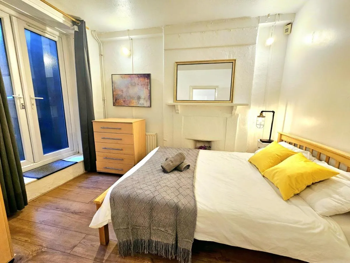 Image 3 of Duplex Home with 3 Bedrooms and Large Sofa-bed plus Back Patio, near Angel and King’s Cross Station