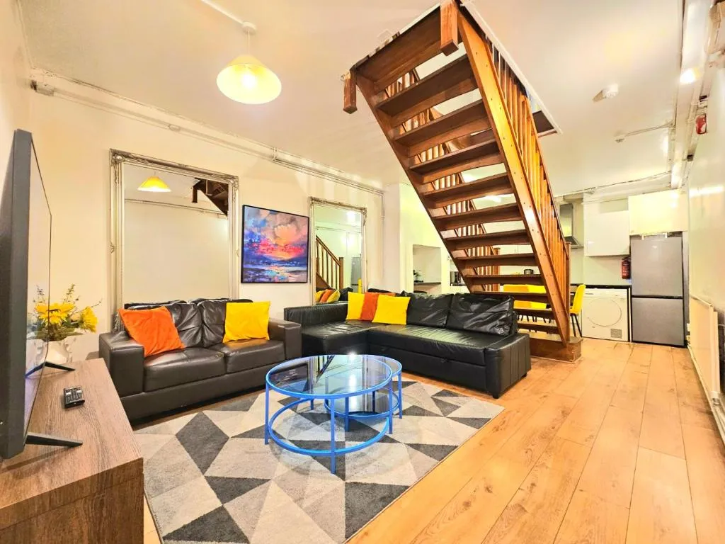 Duplex Home with 3 Bedrooms and Large Sofa-bed plus Back Patio, near Angel and King’s Cross Station