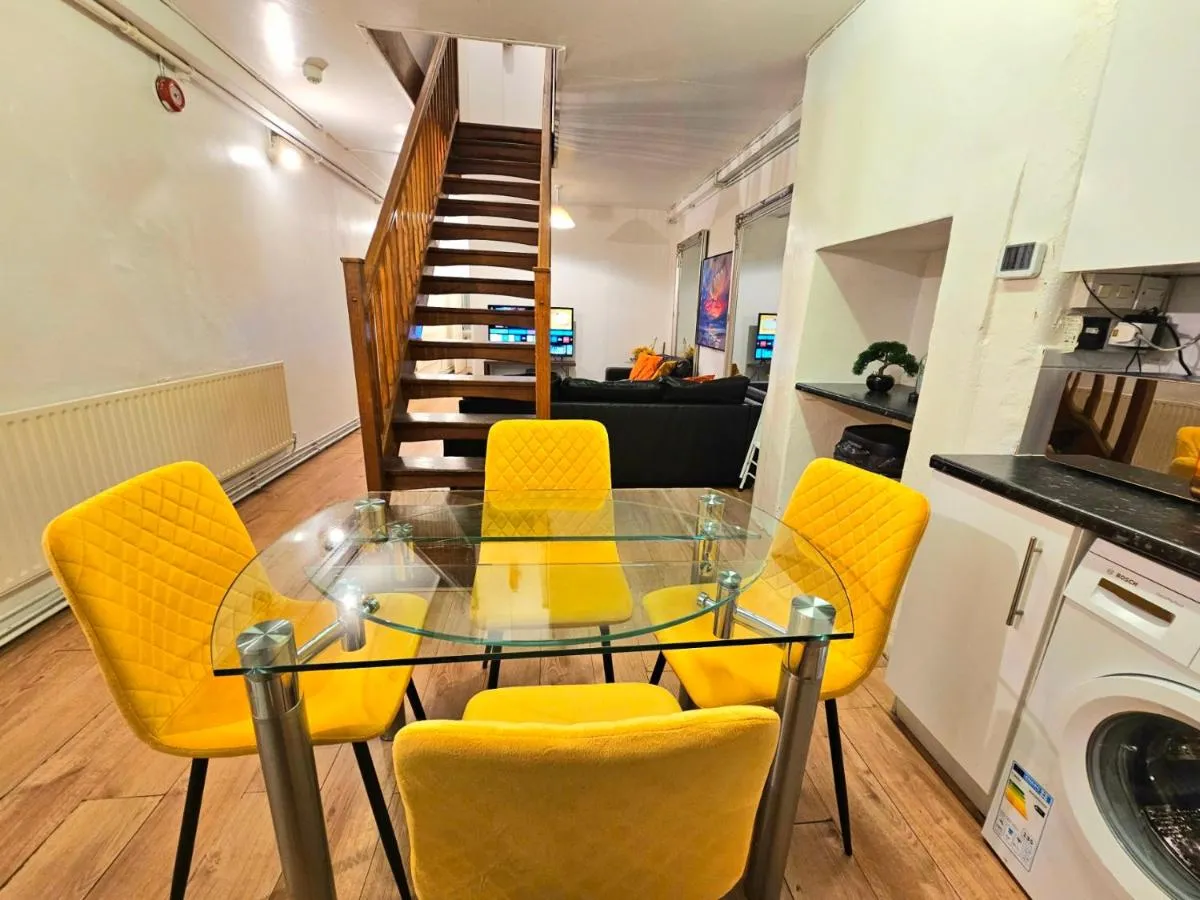 Image 2 of Duplex Home with 3 Bedrooms and Large Sofa-bed plus Back Patio, near Angel and King’s Cross Station