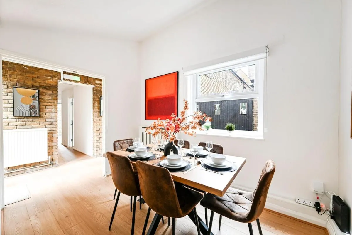 Image 4 of E8 Modern Flat Sleeps 9 Garden Near Central Ldn