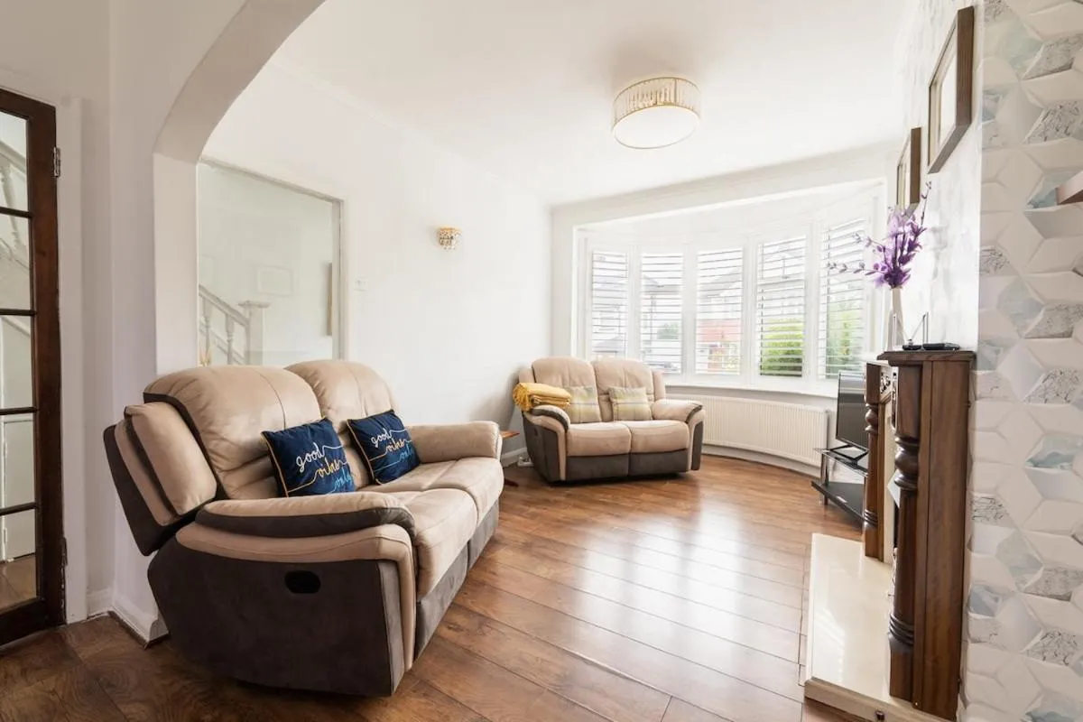 Image 3 of EEJs Grand 5 Bed Home- London, Greenwich