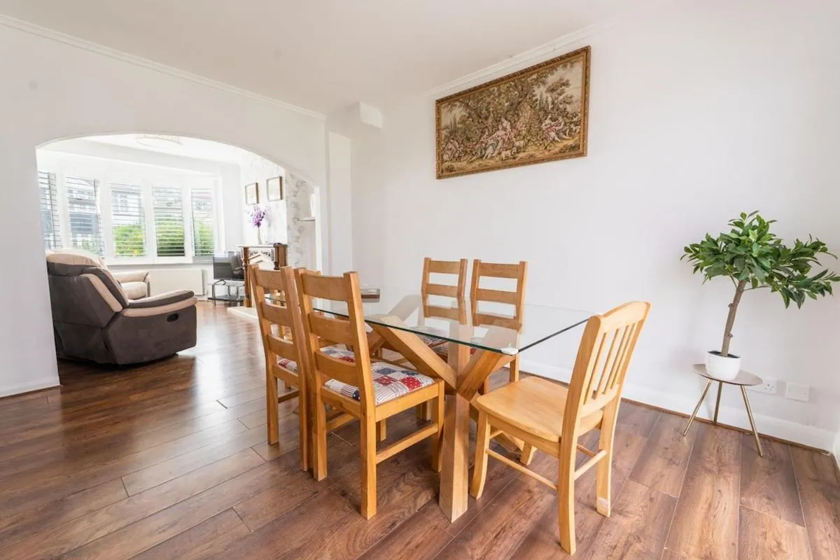 Image 5 of EEJs Grand 5 Bed Home- London, Greenwich