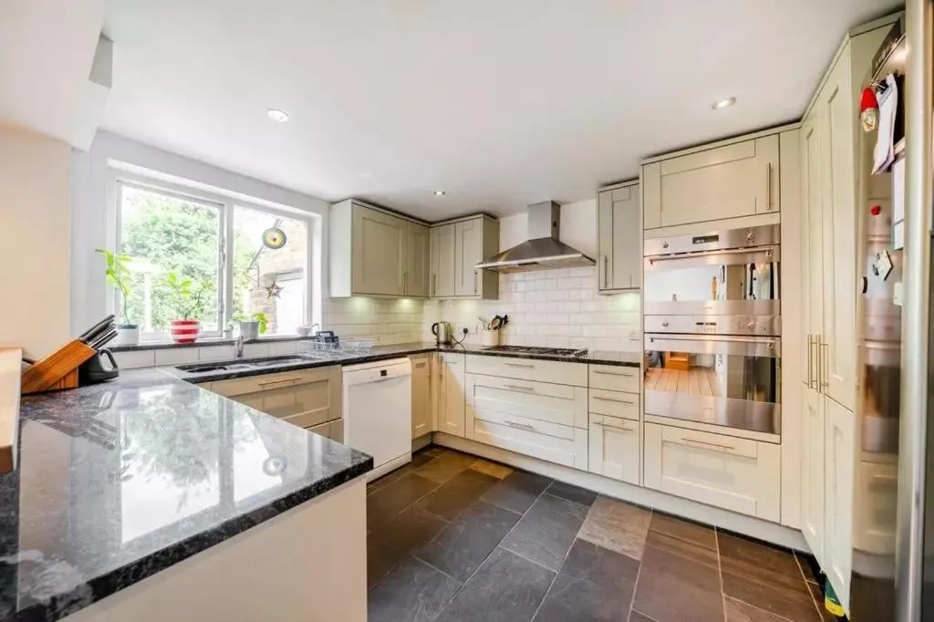 Image 4 of EEJs Luxe 5 Bed Home – Greenwich