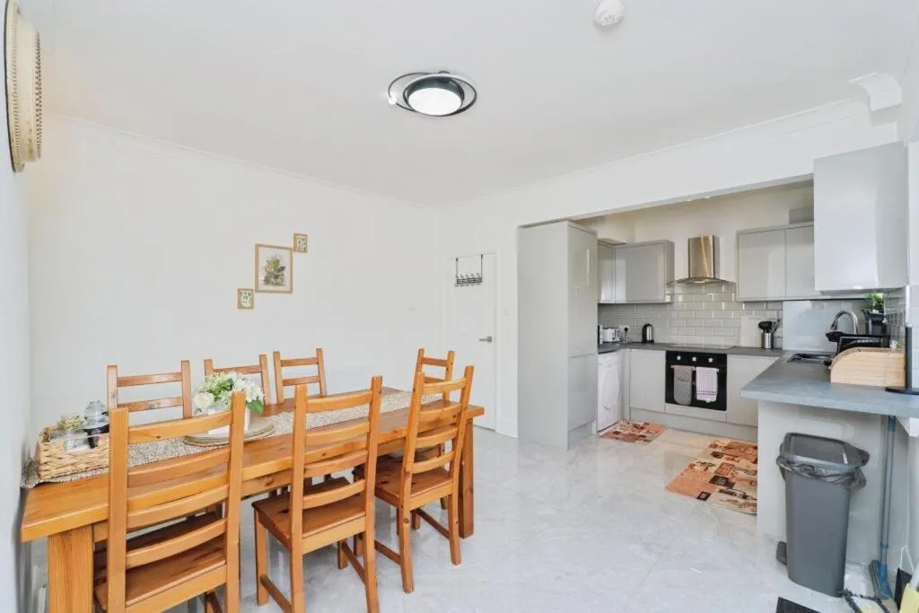 Image 3 of EEJs Stylish 3 Bedroom House – Greenwich