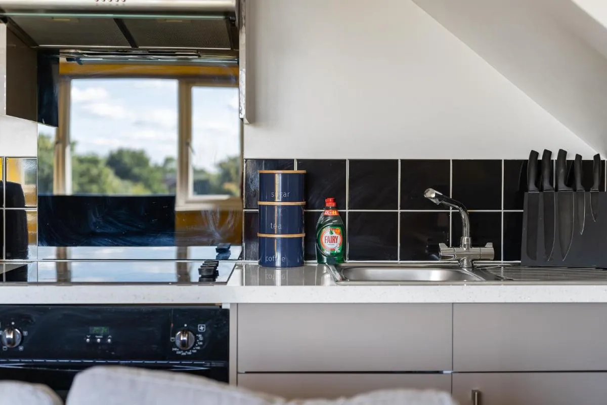 Image 4 of Ealing Common Contractor Flat