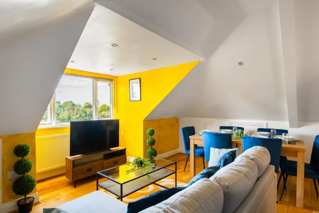 Image 1 of Ealing Common Contractor Flat