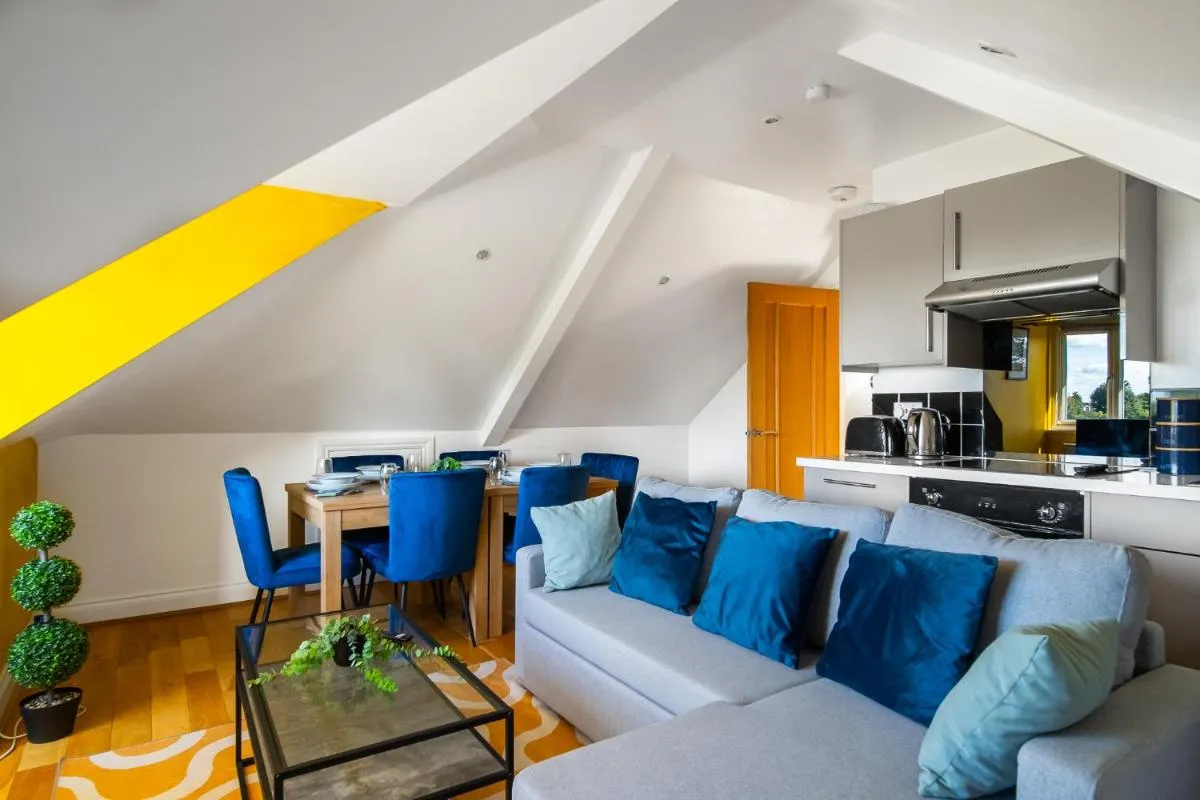 Image 5 of Ealing Common Contractor Flat