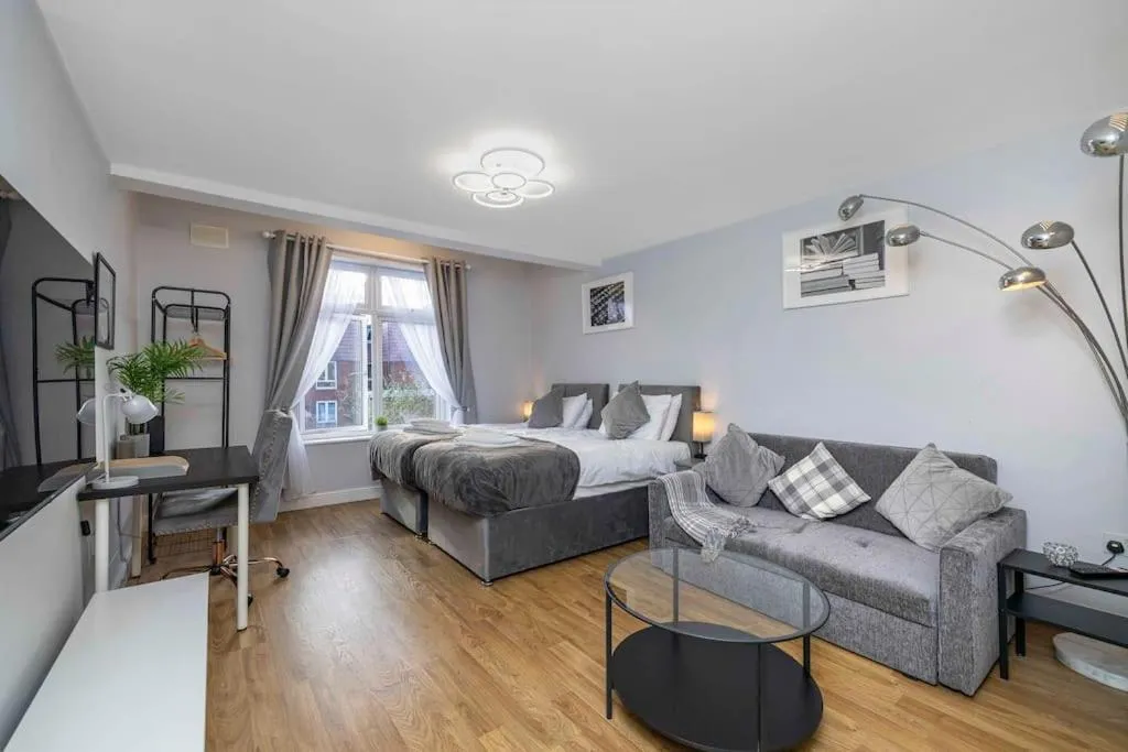 Image 2 of Ealing Manor – 6 beds 3 sofa beds sleeps 9 ppl