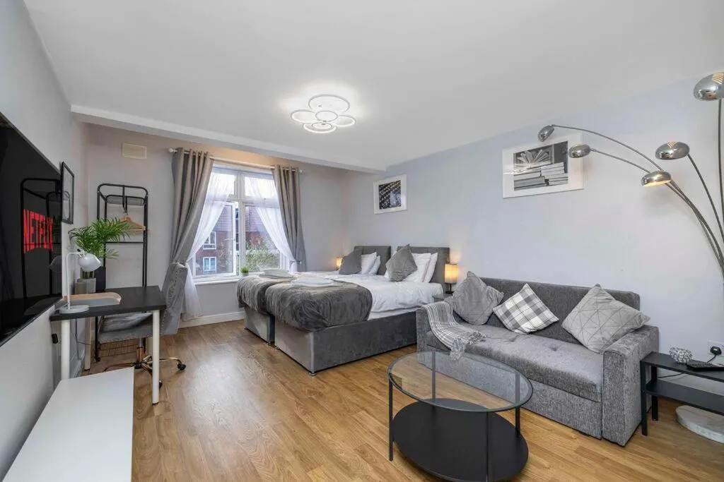 Image 3 of Ealing Manor – 6 beds 3 sofa beds sleeps 9 ppl