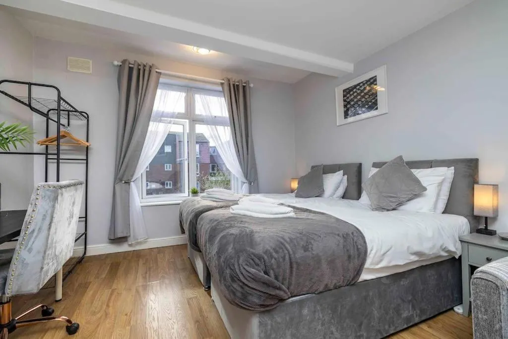 Ealing Manor – 6 beds 3 sofa beds sleeps 9 ppl