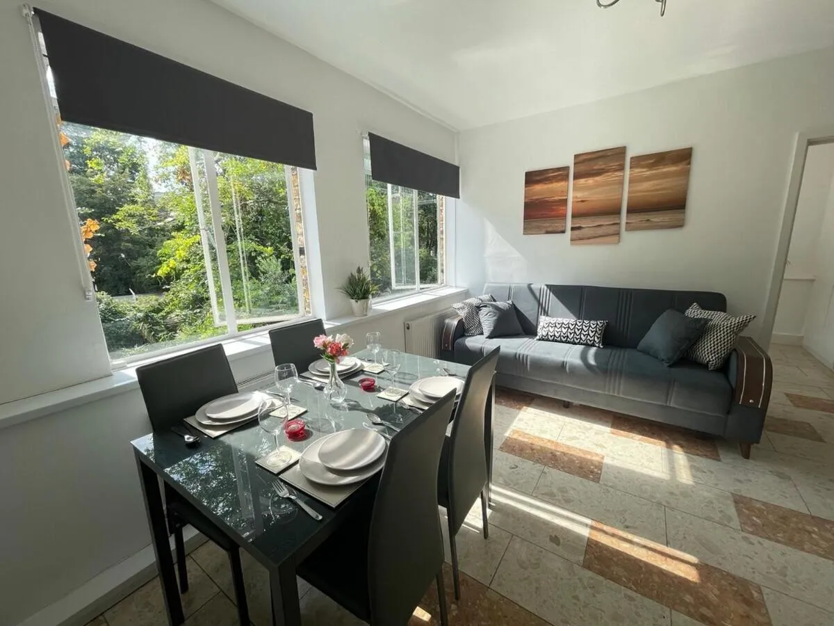 Image 3 of Earls Court 1BR with Lovely Garden View