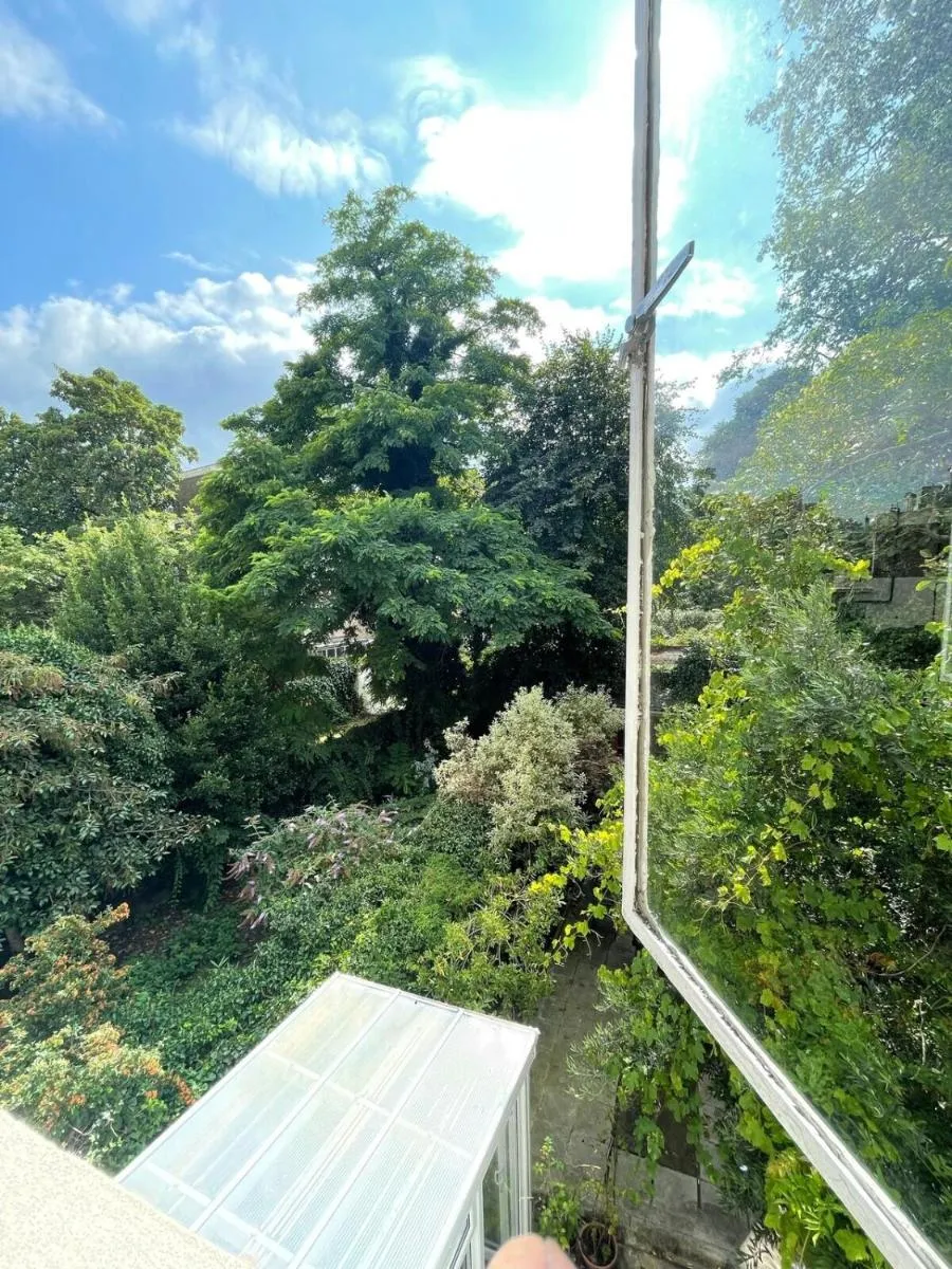 Image 4 of Earls Court 1BR with Lovely Garden View