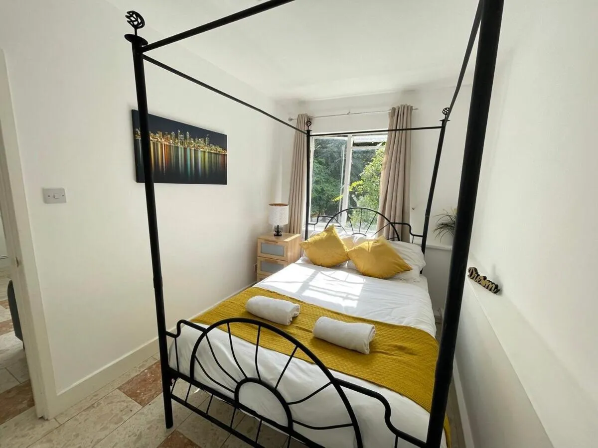 Image 5 of Earls Court 1BR with Lovely Garden View