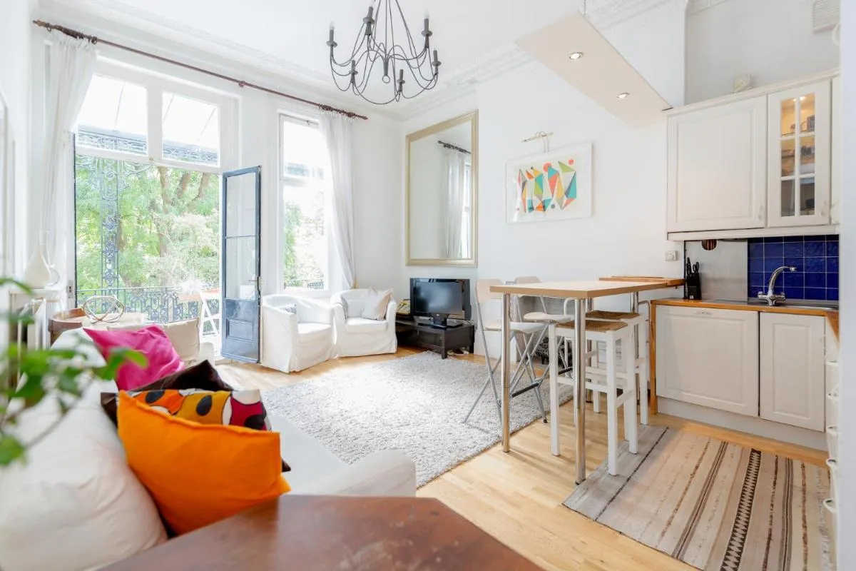 Image 3 of Earls Court Apartments by BaseToGo