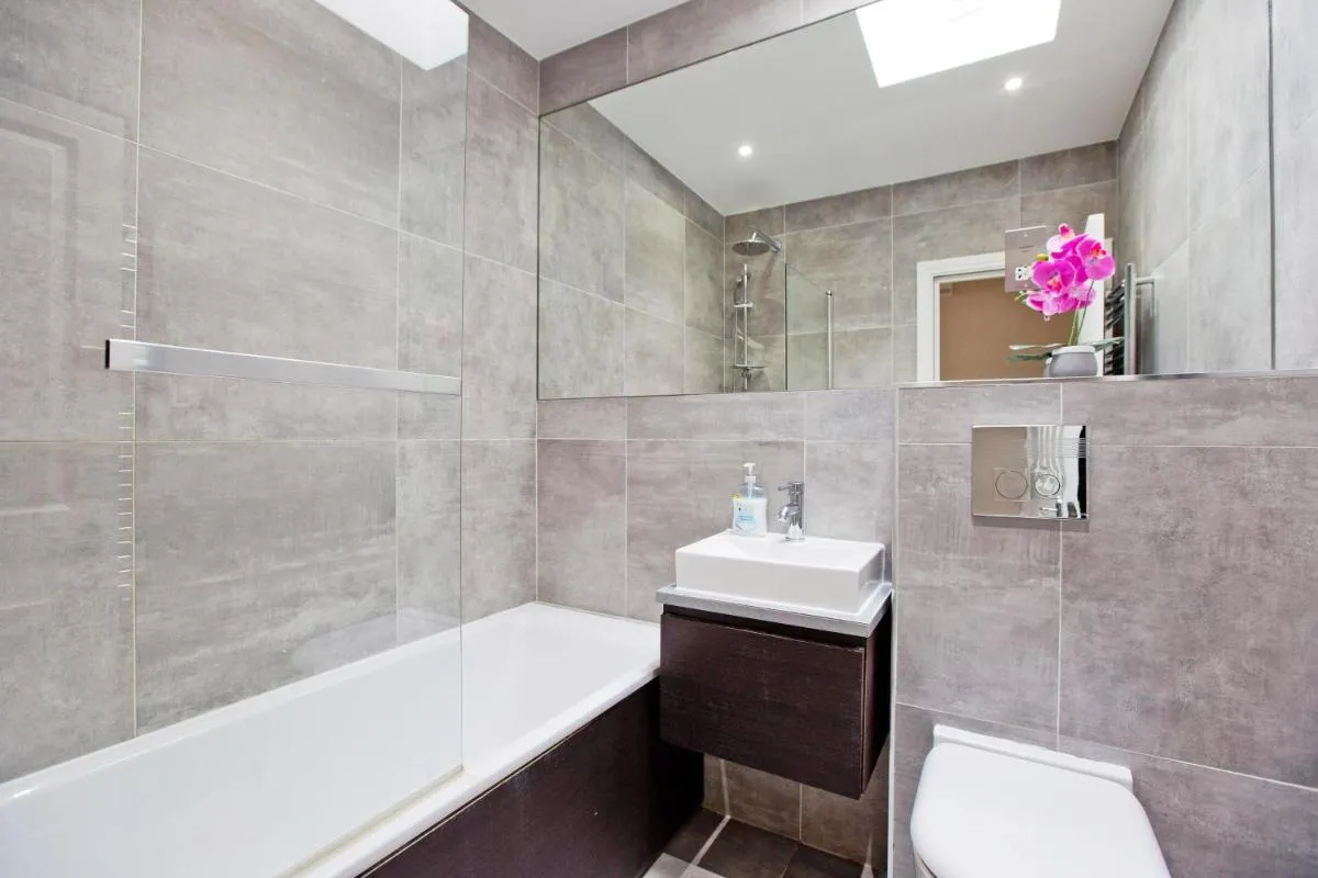 Image 3 of Earls Court Hub – Central 2BR Gem near Transport & Attractions