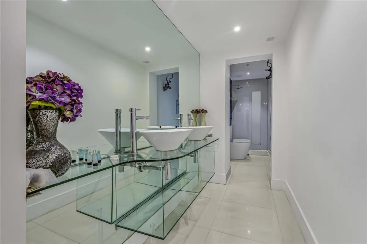 Image 3 of Earls Court Spacious Apartment