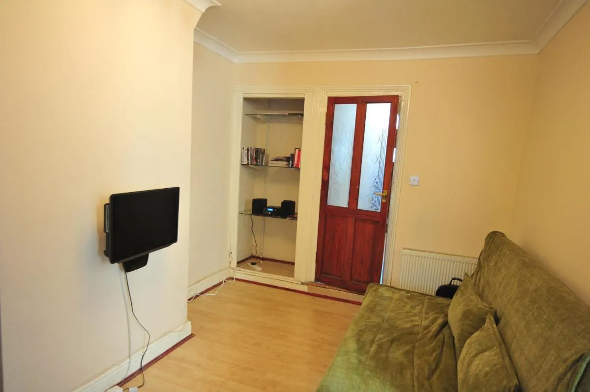 Image 5 of East End London Garden Flat