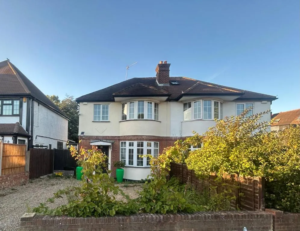 Eastcote London Retreat near Tube, Heathrow and Wembley FREE PARKING Private 1st Floor 2 Bedroom Suite with Kitchen and Bathroom