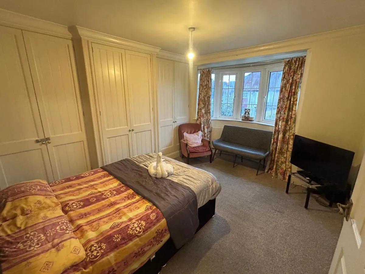 Image 2 of Eastcote London Retreat near Tube, Heathrow and Wembley FREE PARKING Private 1st Floor 2 Bedroom Suite with Kitchen and Bathroom