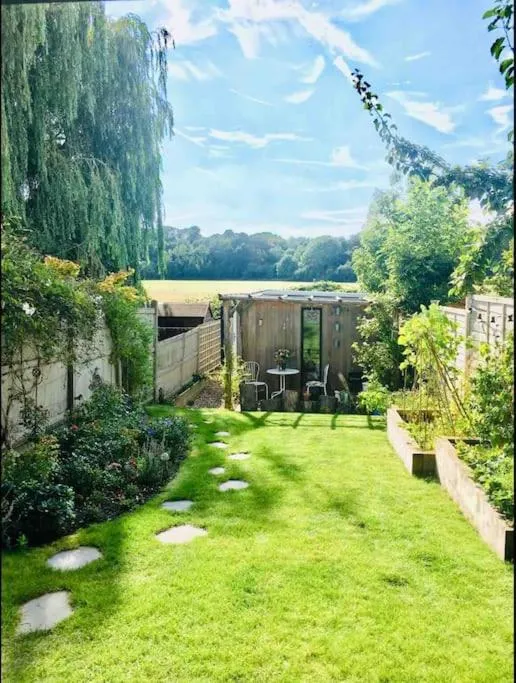 Image 4 of Eco lodge in tranquil setting close to Central London