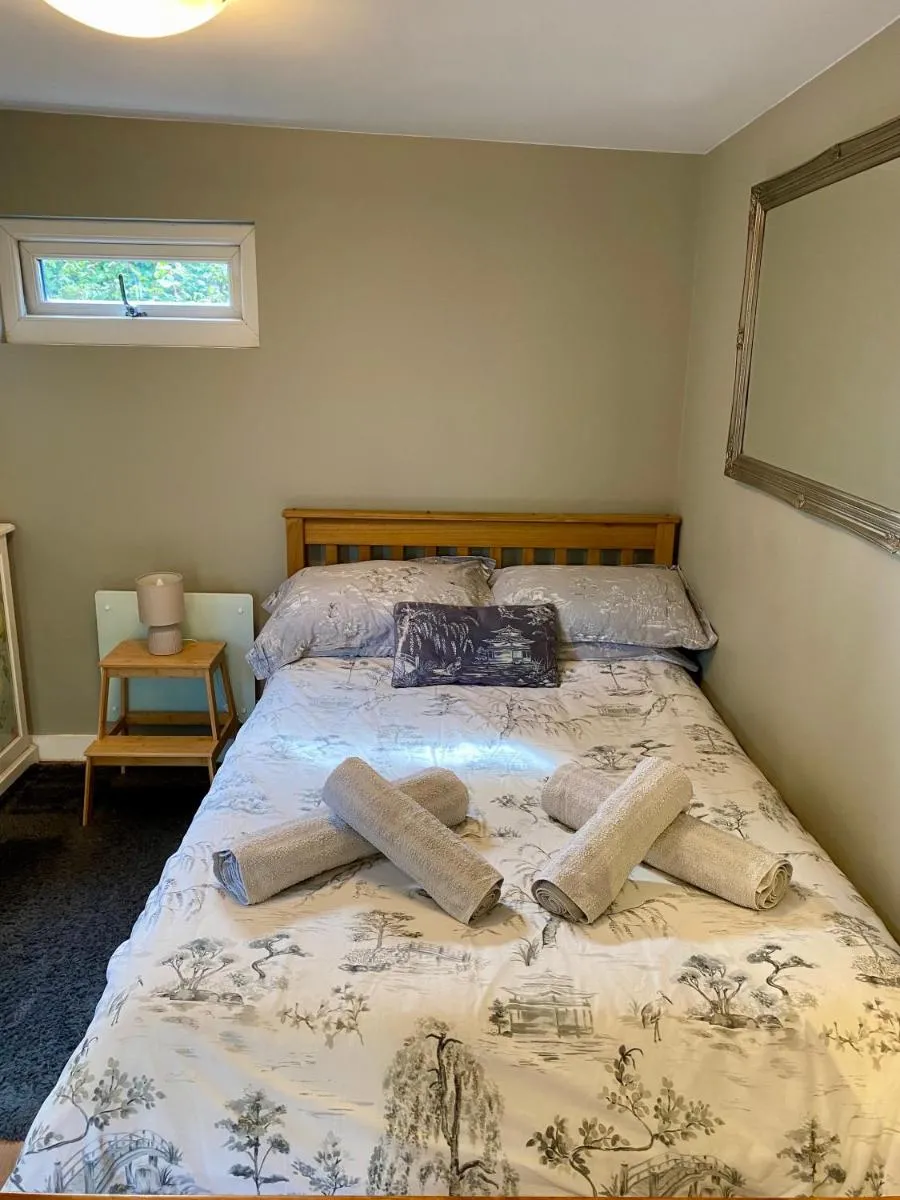 Image 5 of Eco lodge in tranquil setting close to Central London