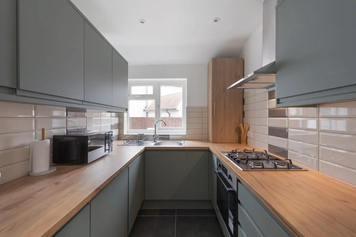 Image 3 of Edgware Oasis: Modern Haven near Tube & Park