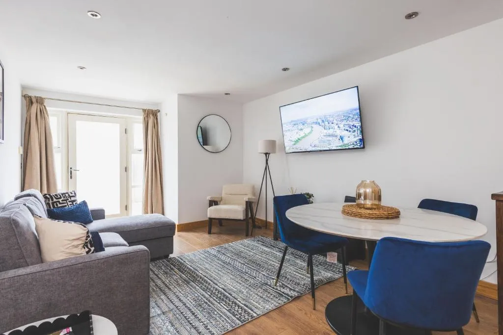 Image 1 of Elegant 1BDR Flat with Private Patio