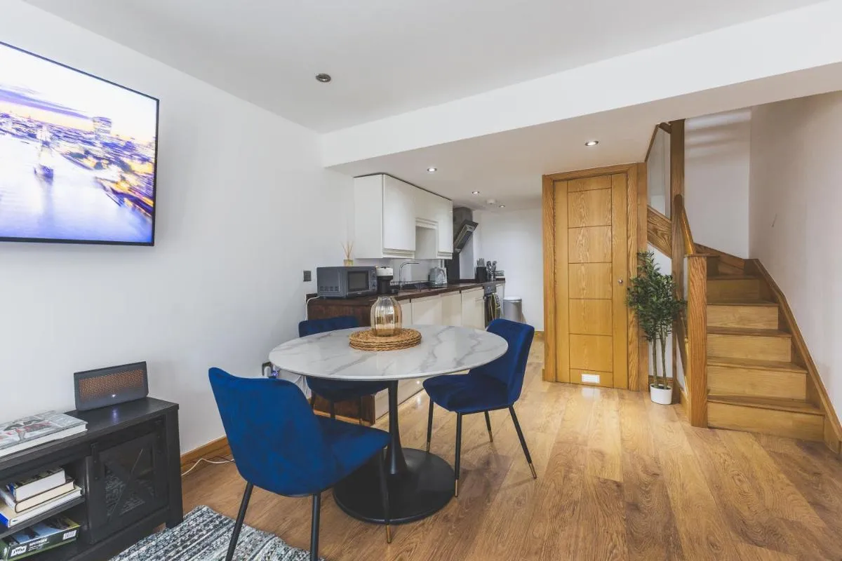 Image 3 of Elegant 1BDR Flat with Private Patio
