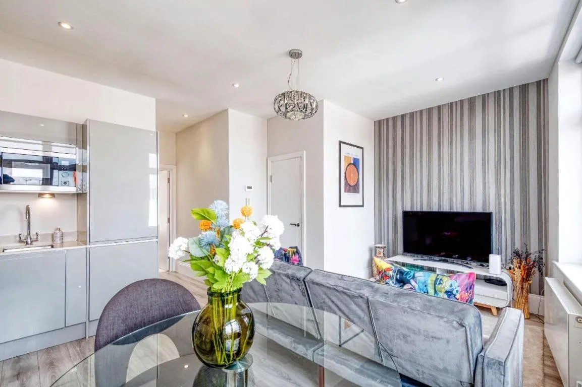 Image 5 of Elegant 1 bed apartment- Hampstead Village