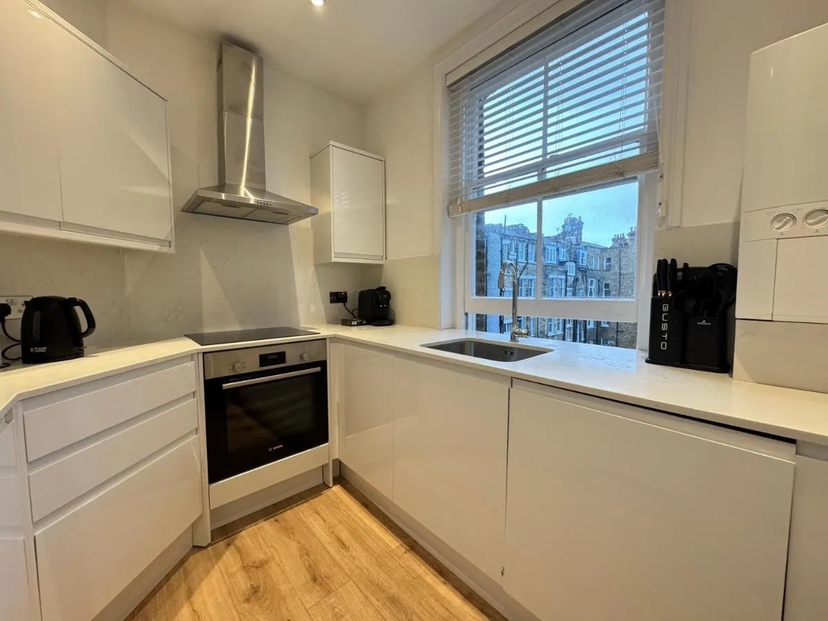 Image 3 of Elegant 2BD Apartment, Steps from Oxford Street