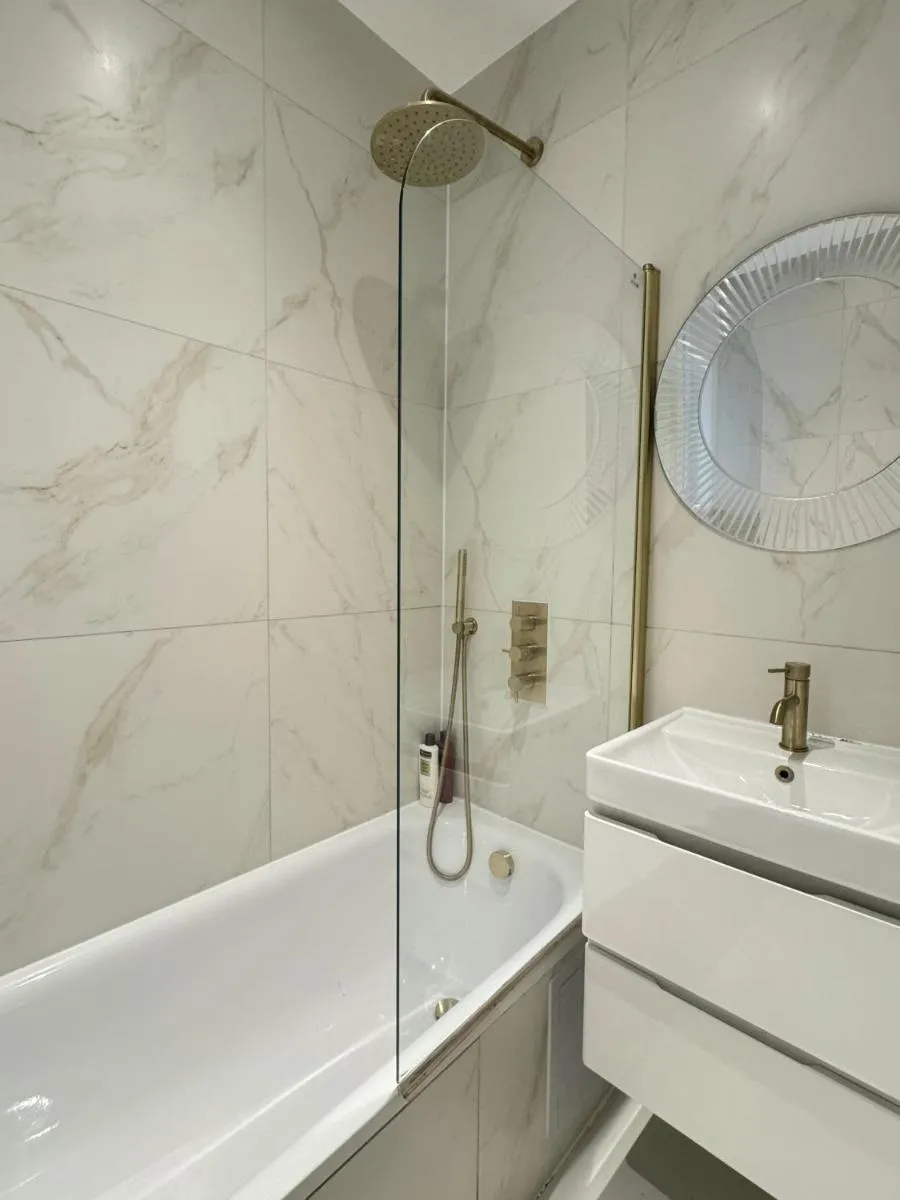 Image 4 of Elegant 2BD Apartment, Steps from Oxford Street