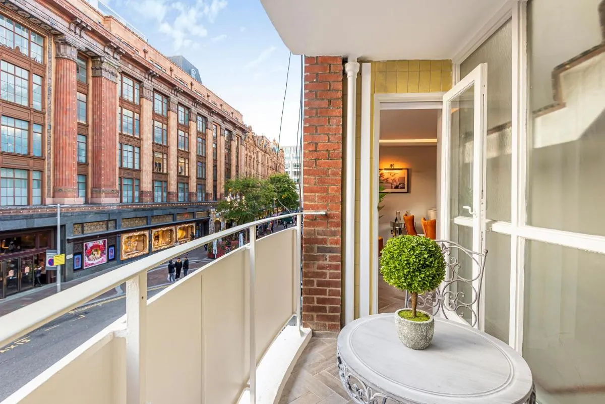 Image 5 of Elegant 2BD Knightsbridge Retreat Steps from Harrods