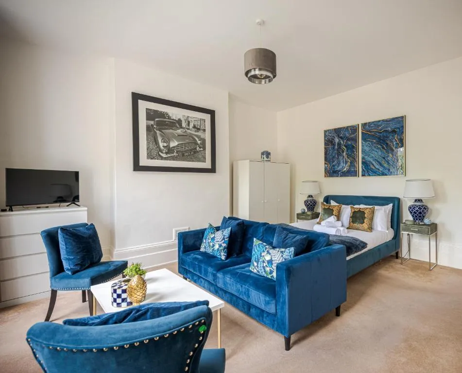 Image 1 of Elegant 2BR Ground-Floor Teddington Flat Modern Comfort