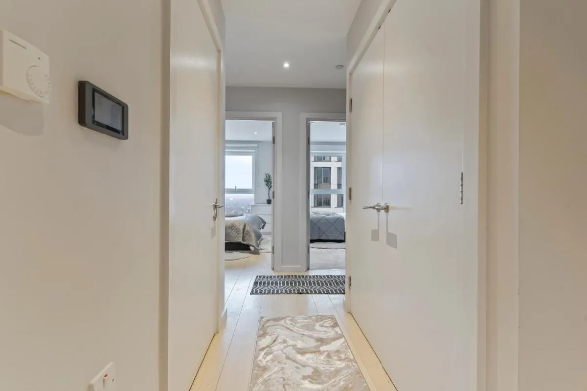 Image 3 of Elegant 2BR flat on 20th floor near many attractions