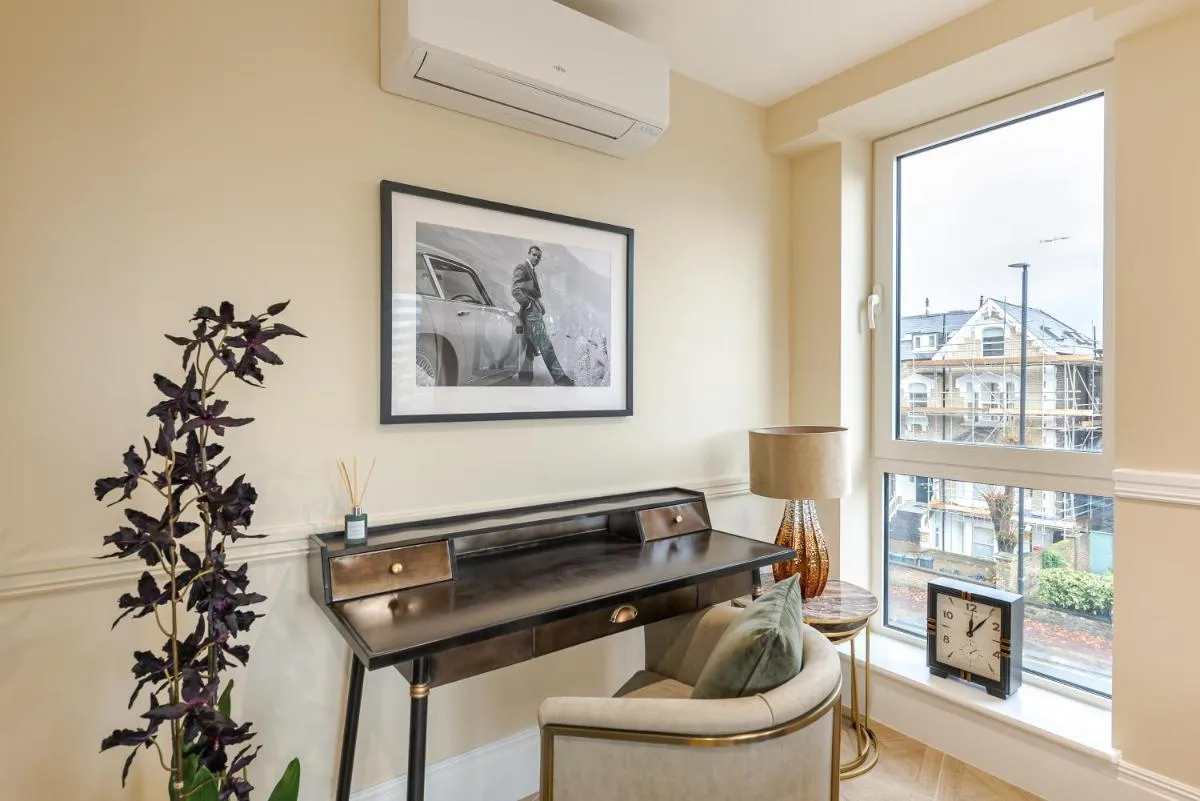 Image 3 of Elegant 2Bd Apartment & Private Balcony in the heart of Chiswick