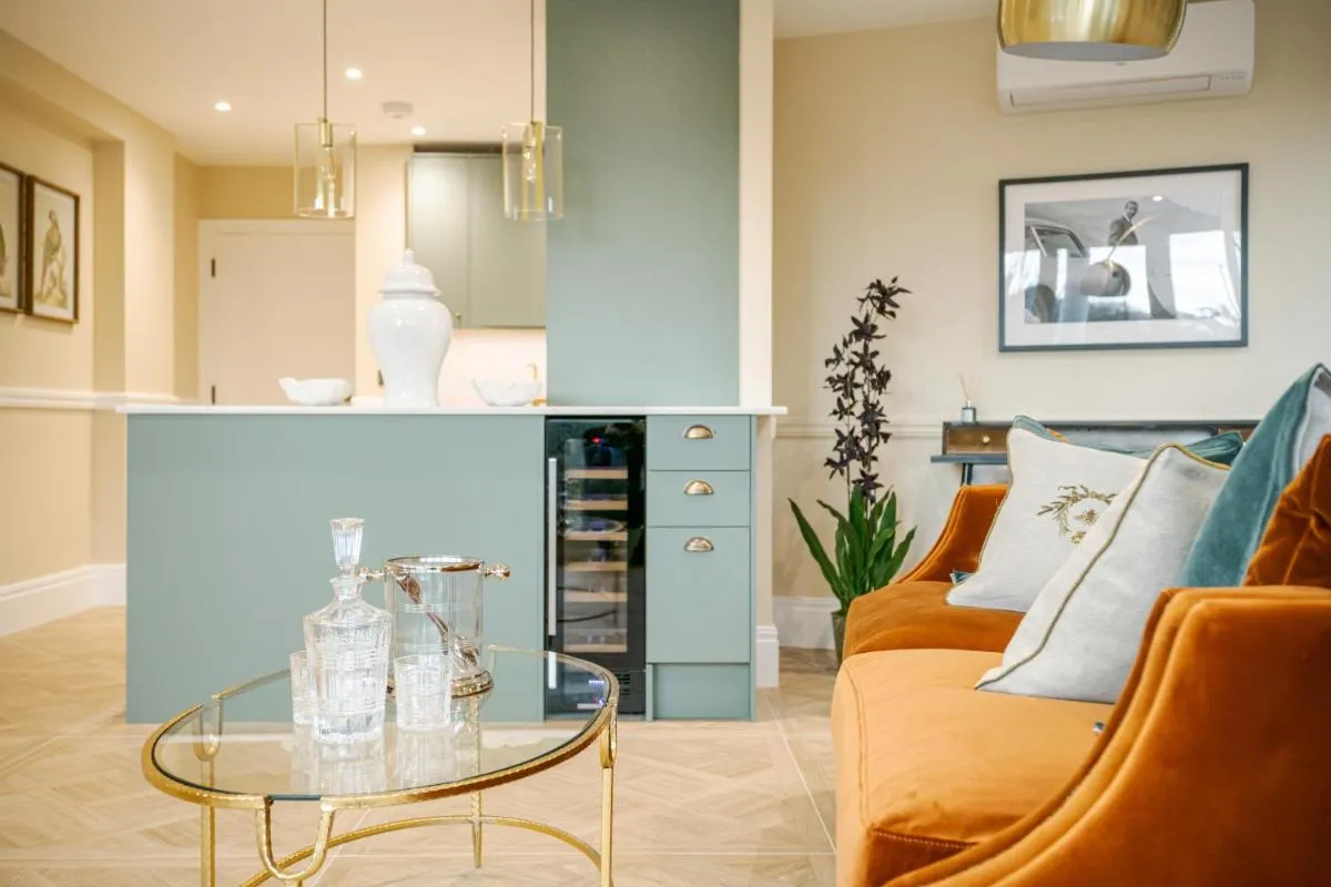 Image 4 of Elegant 2Bd Apartment & Private Balcony in the heart of Chiswick
