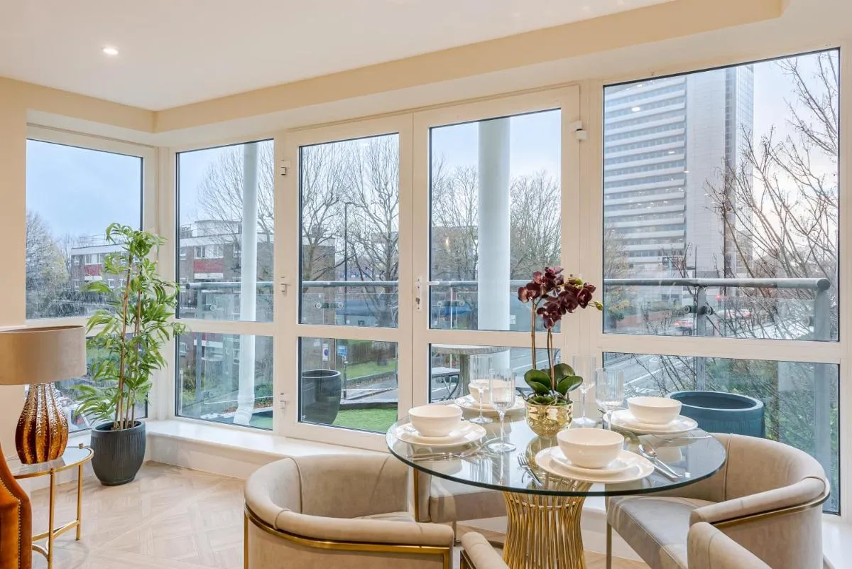 Image 5 of Elegant 2Bd Apartment & Private Balcony in the heart of Chiswick