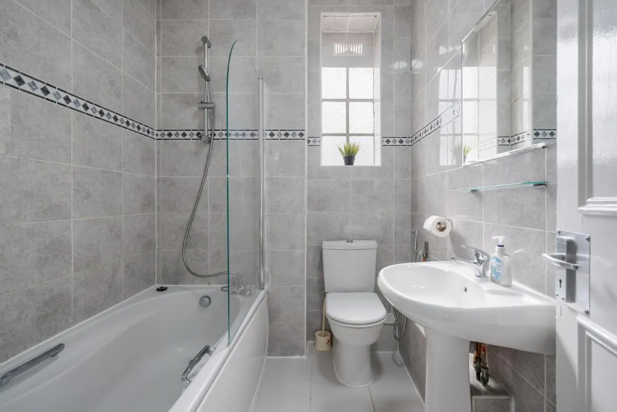 Image 3 of Elegant 2-Bedroom Apartment in Prime Marble Arch 23GM